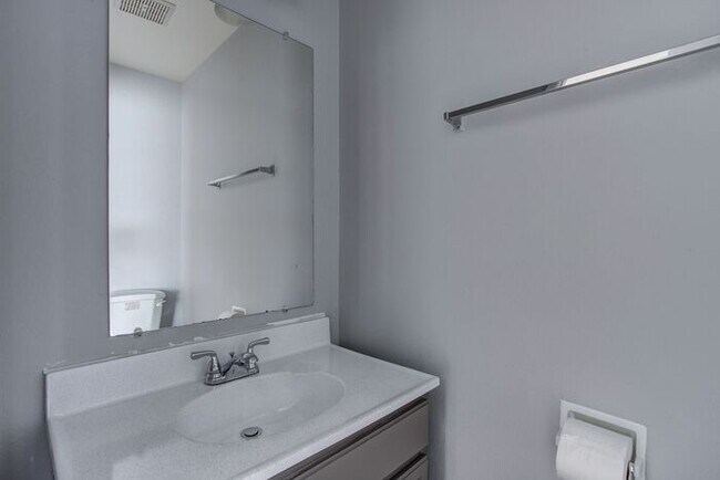 Foto del edificio - Lovely 2 Bedroom!! Hurry In Today!! 1st mo...