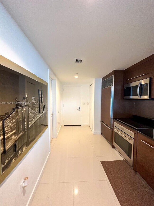 Building Photo - 495 Brickell Ave