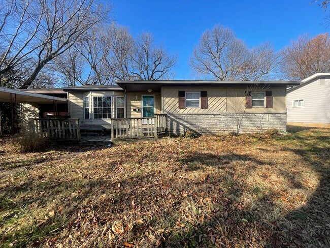 Building Photo - Rent this beautiful 3 Bedroom 2 Baths loca...