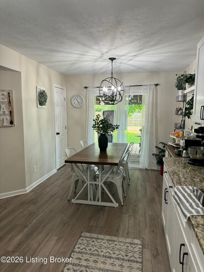 Foto del edificio - 4110 Hickoryview Dr