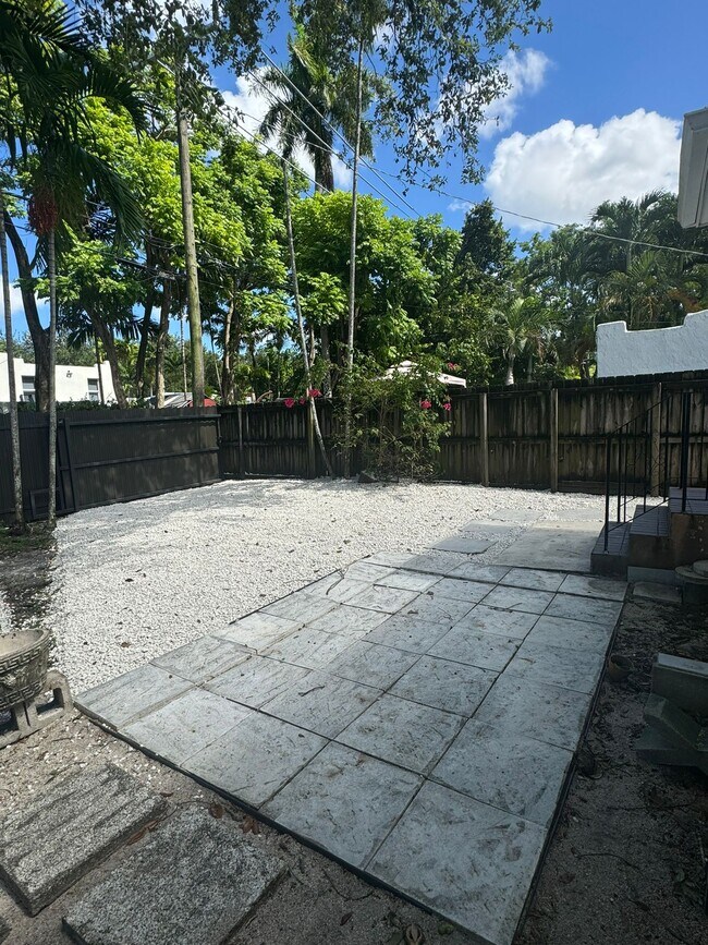 Private parking for 1 vehicle + Patio - 225 South Dr