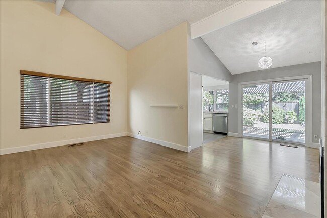 Building Photo - Great Location! Great Schools! Month to Month Only!