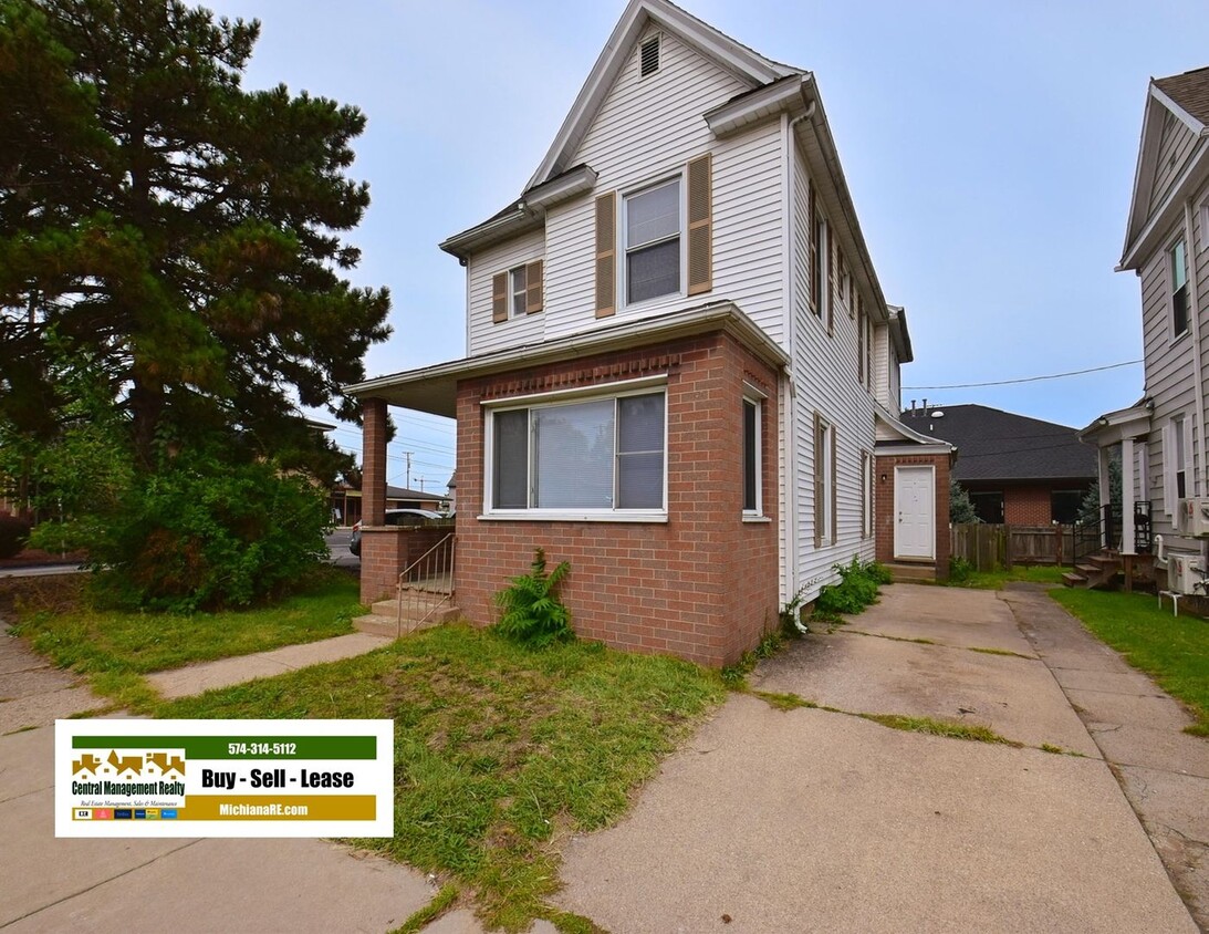 Primary Photo - 6 bedroom 2.5 bath home close to DT South ...