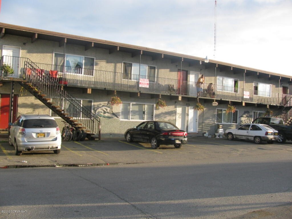 Building Photo - 808 W 29th Pl