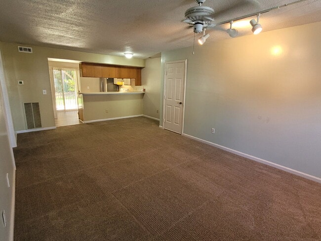 Building Photo - 2 Bedroom Condo Near Chicks Beach!