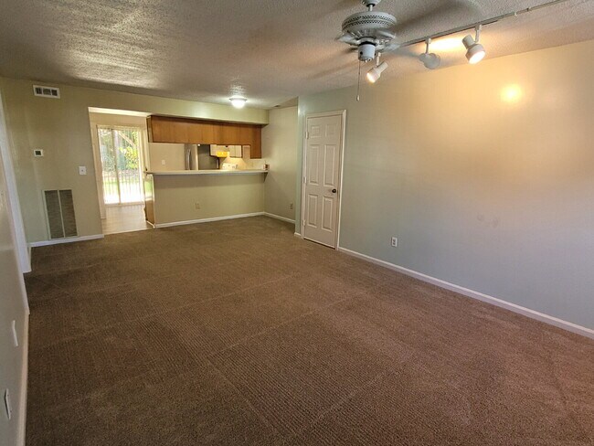 Foto del edificio - 2 Bedroom Condo Near Chicks Beach!