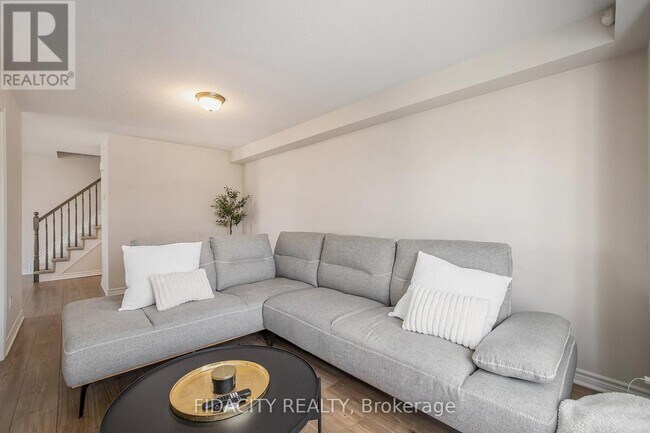 Building Photo - 549 Ensatina Cres