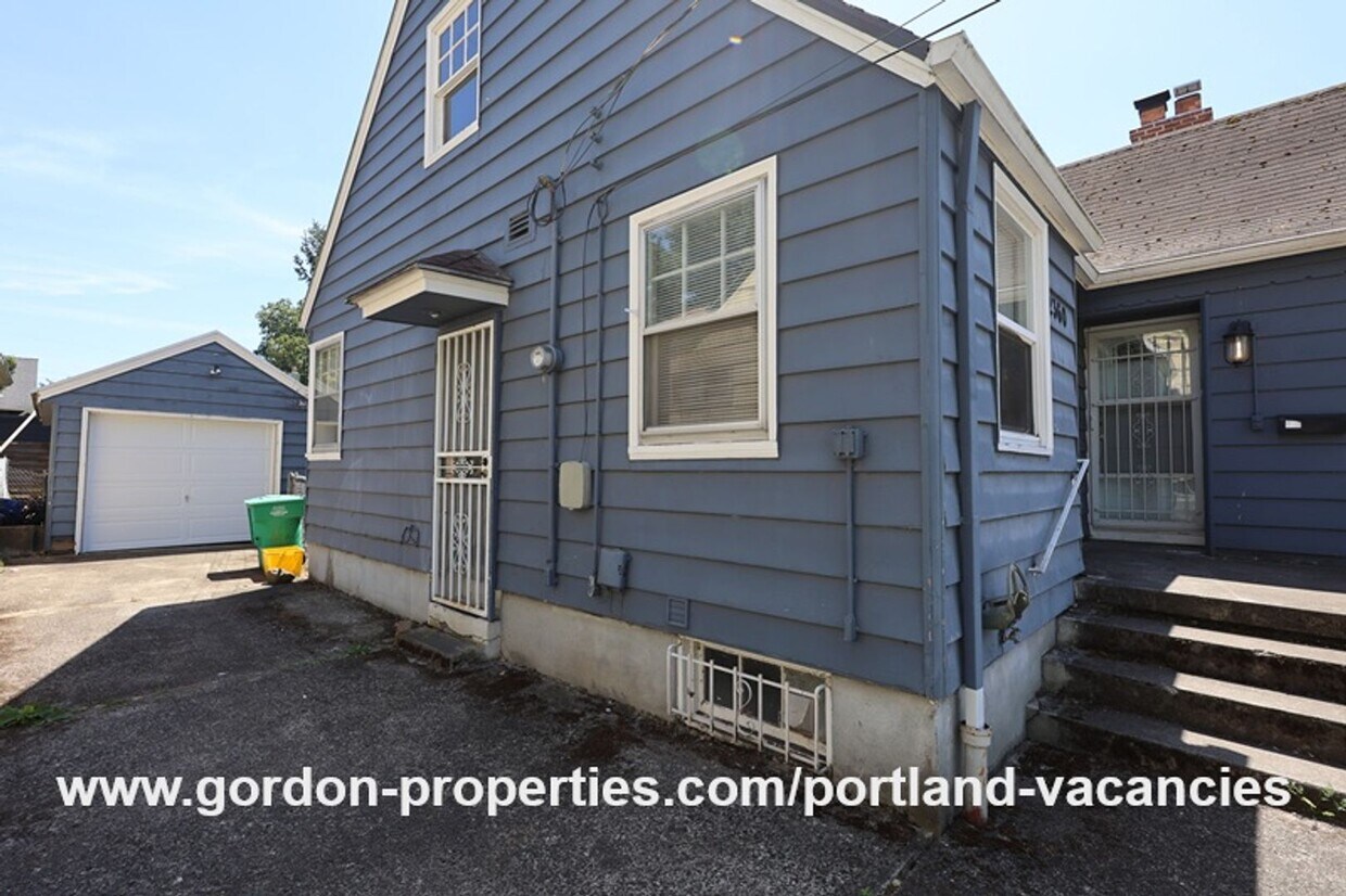 Foto del edificio - SE 57th Ave - 5 bedroom home with fireplac...