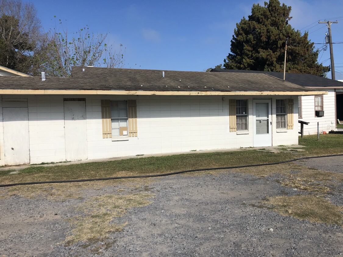 1 bedroom 1 bath. Refrigerator and stove. - 842 Stewart St