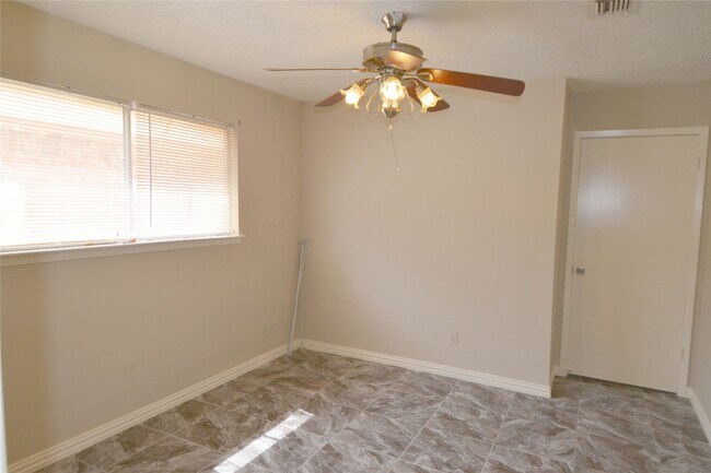 Foto del edificio - 6219 Gladewell Dr