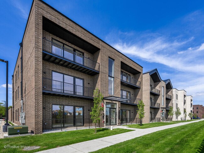 Foto del edificio - 8031 W Belmont Ave