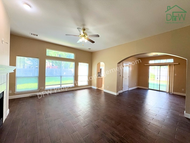 Building Photo - Charming Single-Story Home with Fireplace & Island Kitchen in Cedar Hill!