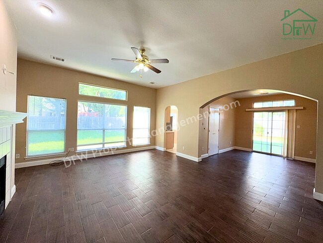 Foto del edificio - Charming Single-Story Home with Fireplace & Island Kitchen in Cedar Hill!