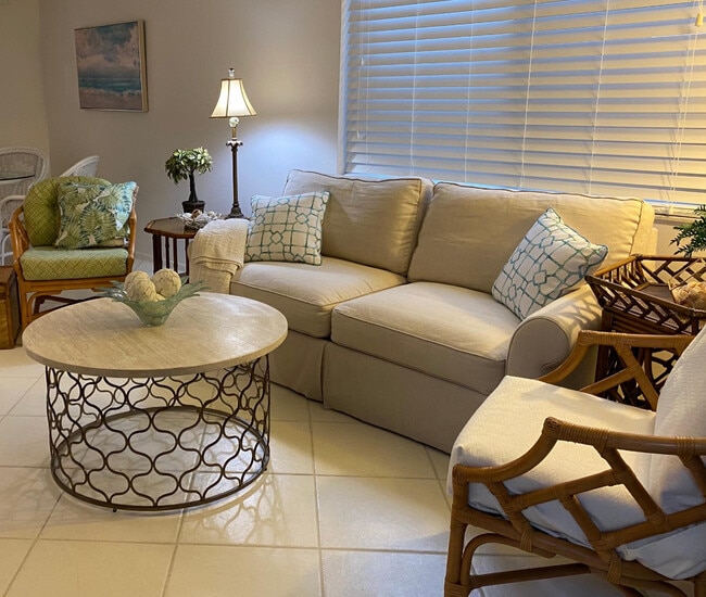 Building Photo - 333 The Esplanade N