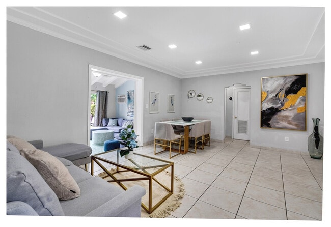 Building Photo - 425 NE 105th St