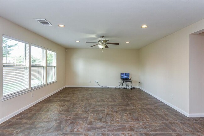 Building Photo - 16543 Sheffield Run Dr