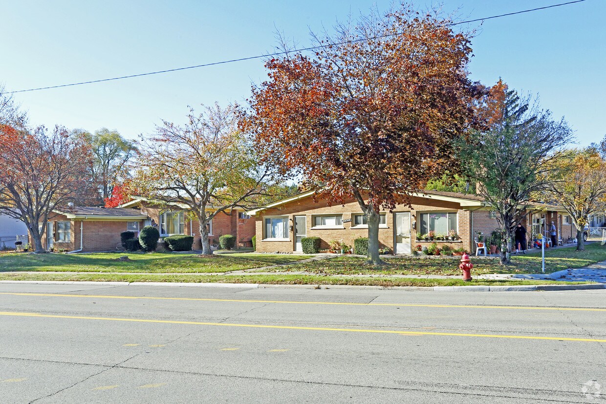 Foto del edificio - 28729 Utica Rd