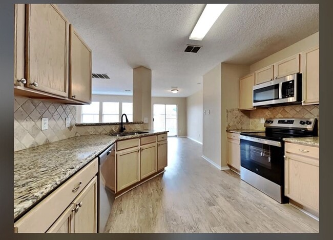 Building Photo - 161 Hilltop Dr