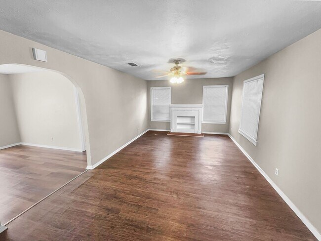 Building Photo - Ridglea West Home with Hardwood Floors & F...