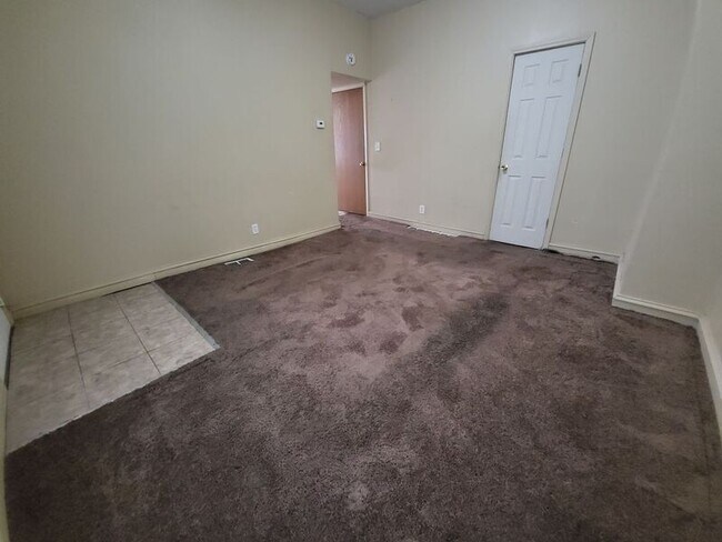 Building Photo - 1128 E 67th St