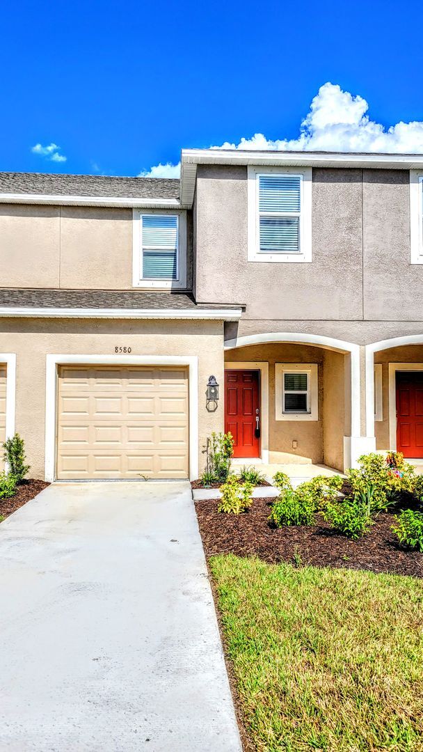 Foto del edificio - Annual UNfurnished 3/ 2 1/2 townhome in great location near I-75 at Skye Ranch