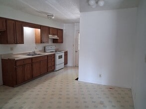 Building Photo - 1006 N Elm St