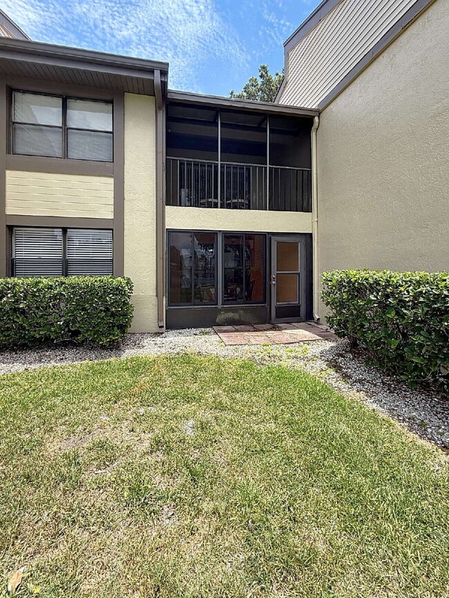 Building Photo - 217 Woodlake Wynde