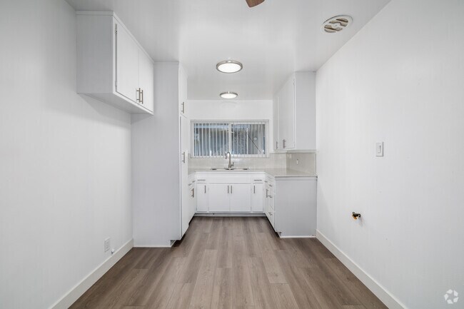 2 habitaciones, 1 baño - 850 pies cuadrados - Cocina - 745-747 Venice Way