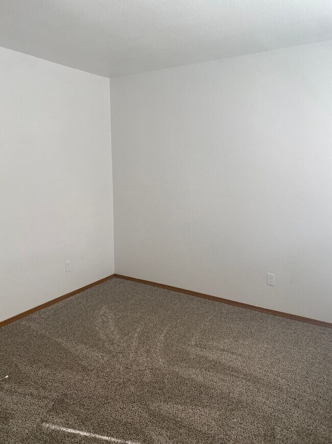 Building Photo - 1308/1310 W Lakeside Dr
