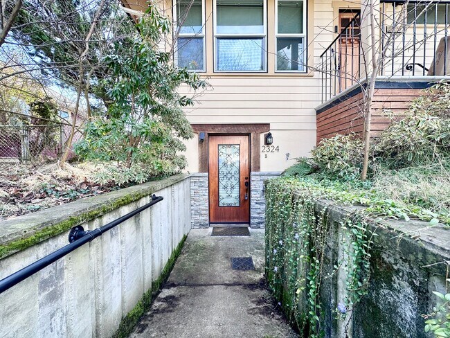 Foto del edificio - One Bedroom Apartment Located in a Quiet Two-Unit Home in North Portland!