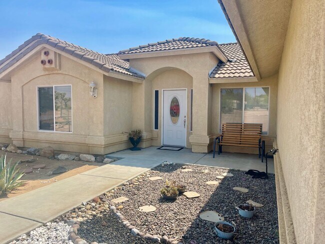 Foto del edificio - 4 bedroom and ll appliances included!