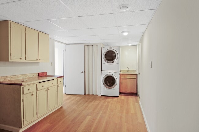 Building Photo - 2204 Broadmoor Dr