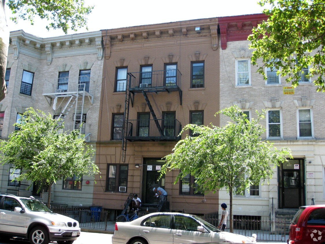Foto del edificio - 1338 STERLING Pl
