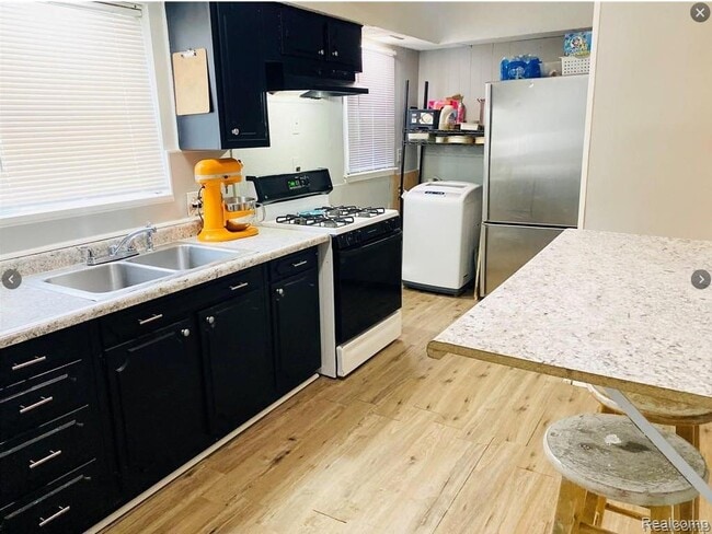 Foto del edificio - 11227 Packard Ave