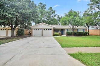 Building Photo - 3811 63rd Dr