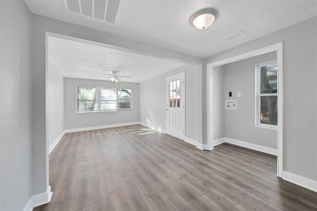 Building Photo - 2523 7th Ave N