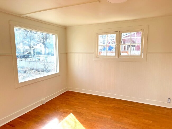 Building Photo - 1-Bedroom Cottage on Bench