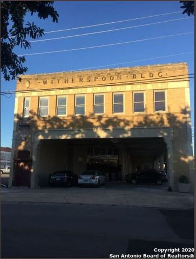 Building Photo - 601 N Alamo St