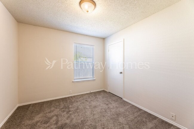 Building Photo - 1405 Dundee Dr