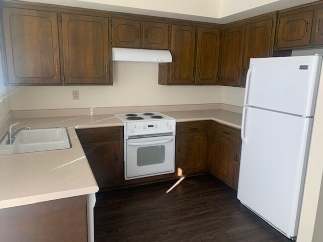 Foto del edificio - 2 bedrooms, 1.5 bath townhouse apartment