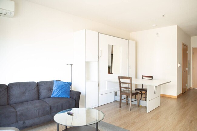 Foto del edificio - 1640 N Water St