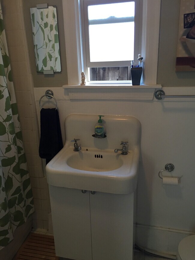 Foto del edificio - 2404 Stuart St