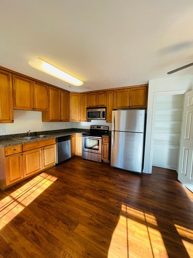 Building Photo - One Bedroom Garden Apartment - Top Floor!!