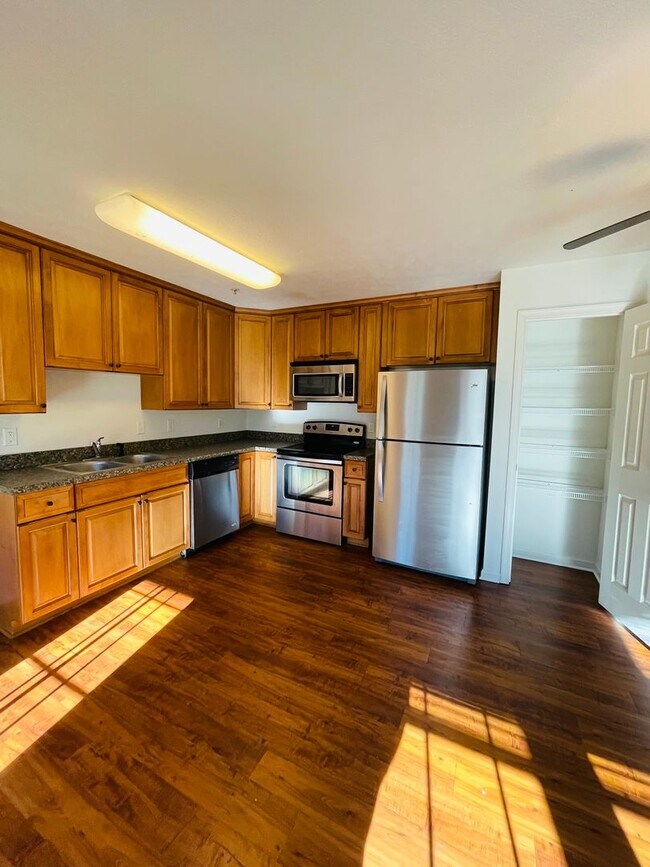 Foto del edificio - Top Floor One Bedroom Garden Apartment