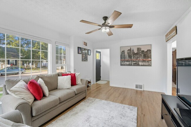 Foto del edificio - 1035 Mayfair Rd S