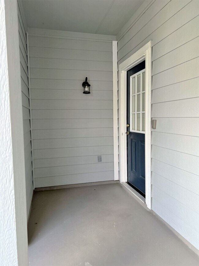 Building Photo - Welcome Home to 337 Portsmouth Drive! Unfu...