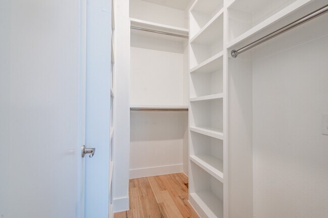 Foto del edificio - 1921 N Prairie Ave