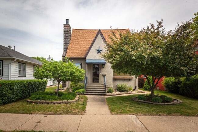 Foto del edificio - Gorgeous Tudor Northside Home!