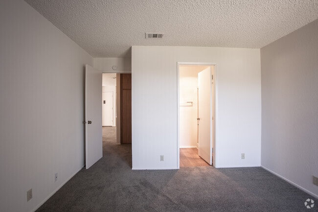 2BR, 2BA-974 SF - Chaparral Apartments