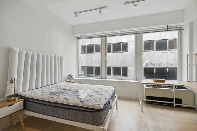Building Photo - 3 bedroom in NEW YORK NY 10038